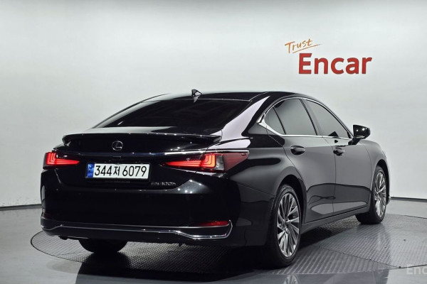 2023 Lexus ES с пробегом 26 175 км