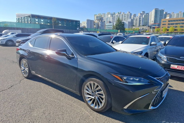 2022 Lexus ES с пробегом 94 630 км