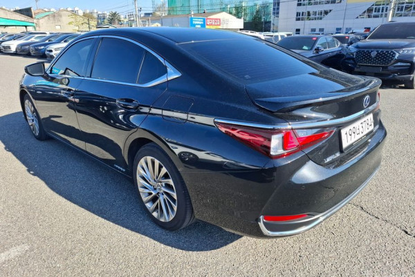2022 Lexus ES с пробегом 94 630 км