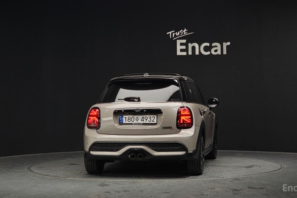 2023 Mini  с пробегом 9 902 км