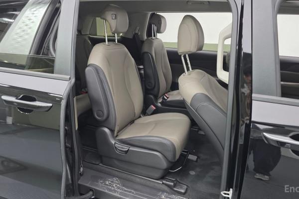 2025 Kia Carnival с пробегом 20 403 км