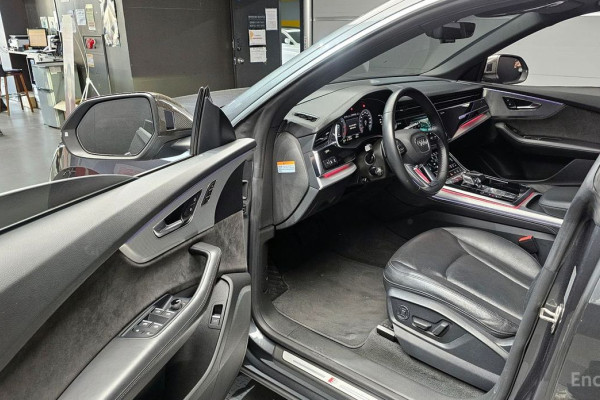 2020 Audi Q8 с пробегом 77 904 км