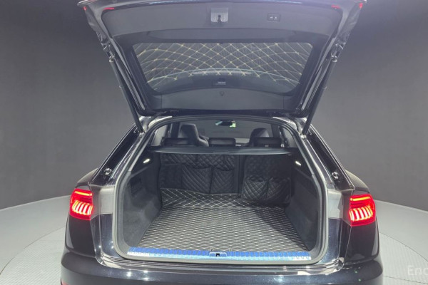 2021 Audi Q8 с пробегом 111 772 км