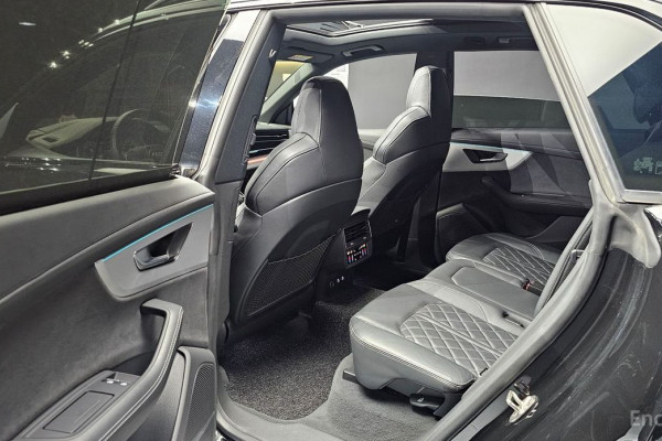 2023 Audi Q8 с пробегом 17 223 км