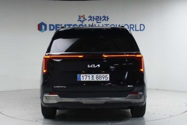 2024 Kia Carnival с пробегом 32 000 км