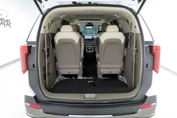 2025 Kia Carnival с пробегом 11 568 км