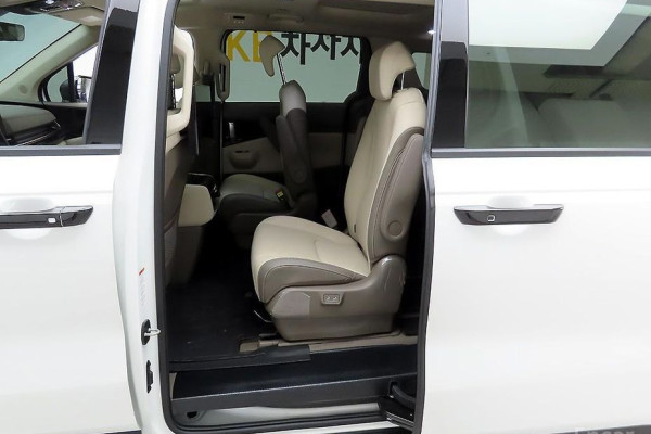 2025 Kia Carnival с пробегом 11 568 км