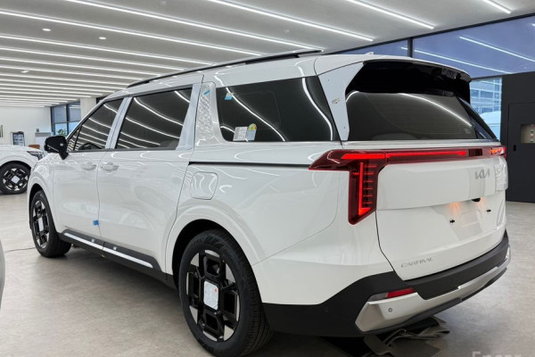 2026 Kia Carnival с пробегом 21 км