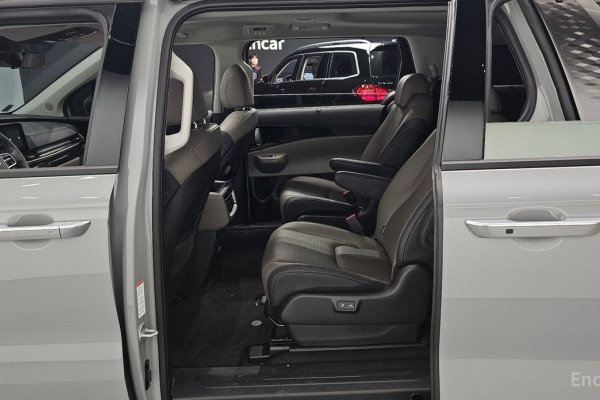 2024 Kia Carnival с пробегом 9 842 км