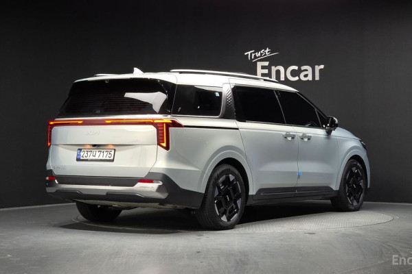 2023 Kia Carnival с пробегом 12 983 км