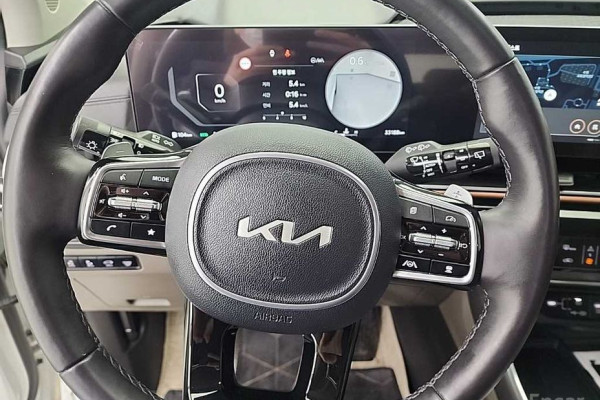 2023 Kia Carnival с пробегом 33 172 км