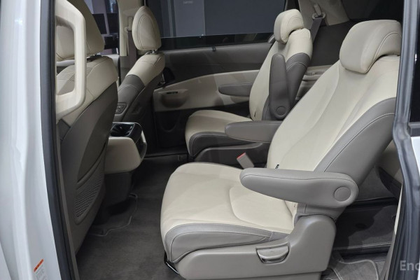 2025 Kia Carnival с пробегом 8 927 км