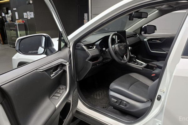 2023 Toyota RAV4 с пробегом 3 863 км