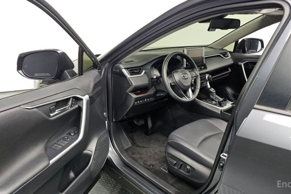 2023 Toyota RAV4 с пробегом 12 945 км