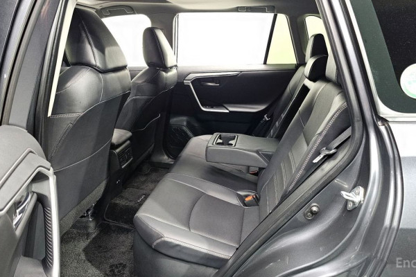 2023 Toyota RAV4 с пробегом 12 945 км