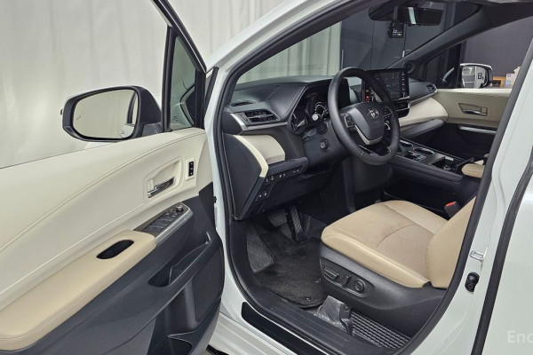 2023 Toyota Sienna с пробегом 12 710 км