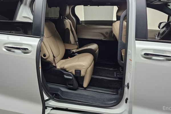 2023 Toyota Sienna с пробегом 12 710 км