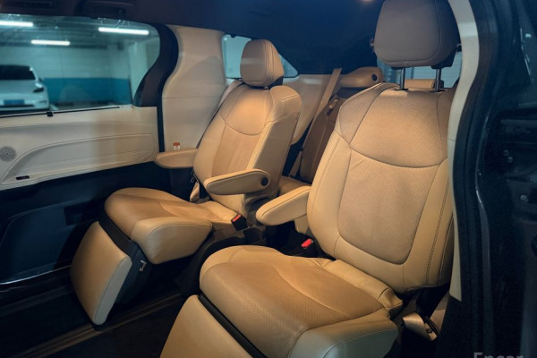 2022 Toyota Sienna с пробегом 77 301 км