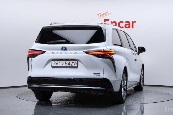 2023 Toyota Sienna с пробегом 25 586 км