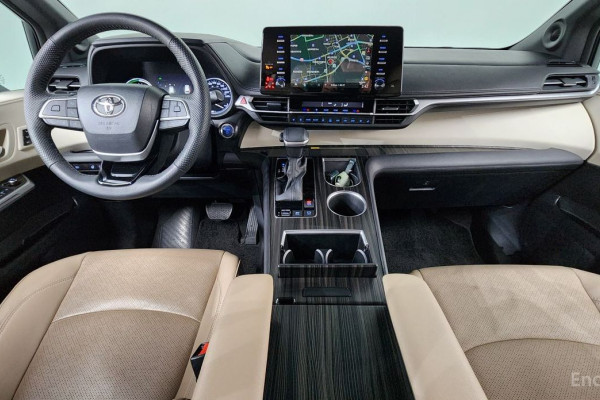 2023 Toyota Sienna с пробегом 25 586 км