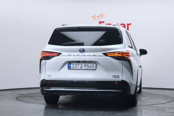 2023 Toyota Sienna с пробегом 27 963 км