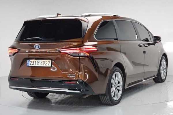 2023 Toyota Sienna с пробегом 58 624 км