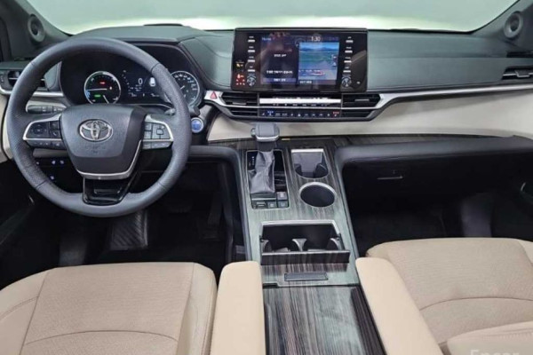 2023 Toyota Sienna с пробегом 58 624 км