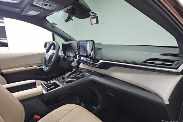 2023 Toyota Sienna с пробегом 58 624 км