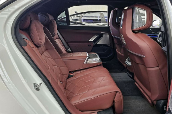 2023 BMW 7 серии с пробегом 27 393 км