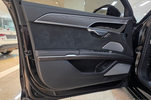 2023 Audi A8 с пробегом 19 000 км