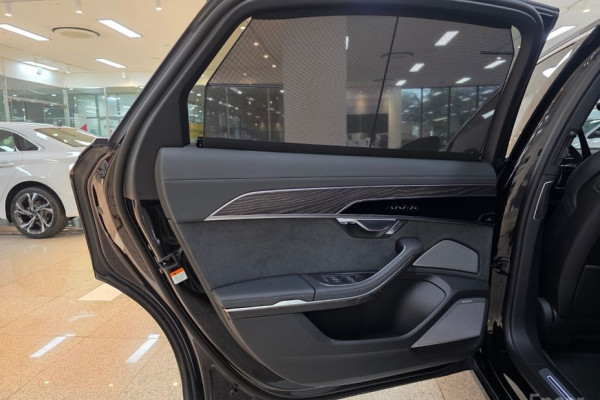 2023 Audi A8 с пробегом 19 000 км