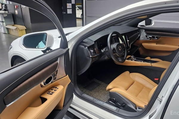 2022 Volvo S90 с пробегом 28 467 км