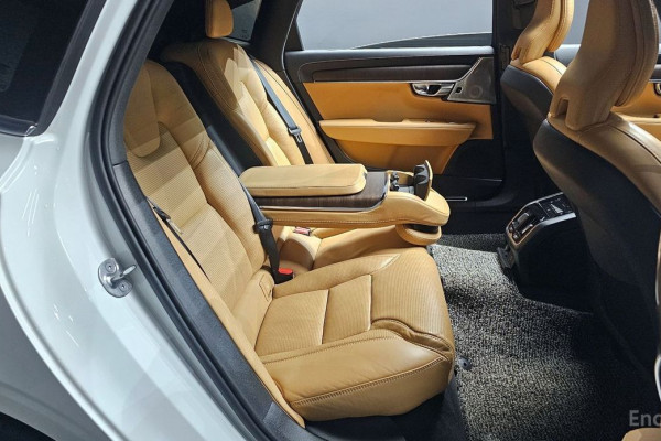 2022 Volvo S90 с пробегом 28 467 км