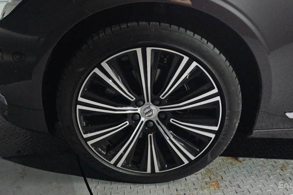 2023 Volvo S90 с пробегом 32 370 км