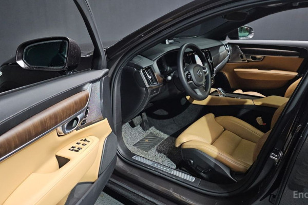 2023 Volvo S90 с пробегом 32 370 км