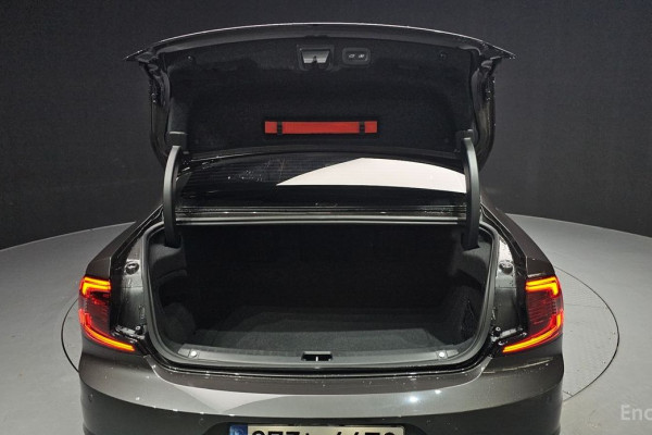 2023 Volvo S90 с пробегом 32 370 км