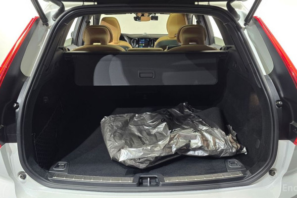 2022 Volvo XC60 с пробегом 50 983 км