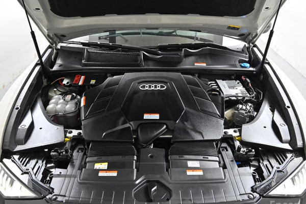 2023 Audi Q8 с пробегом 17 540 км