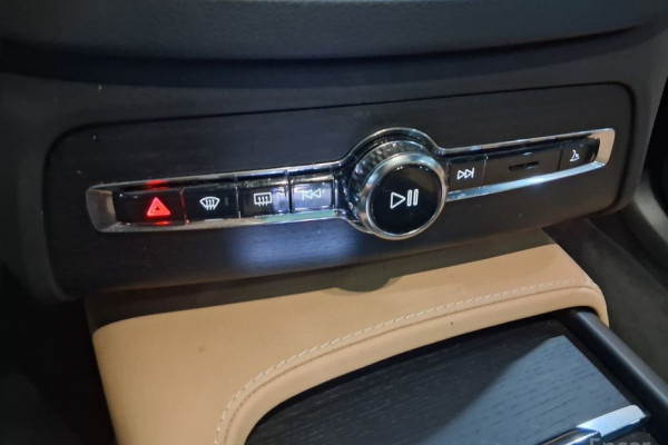 2023 Volvo XC90 с пробегом 56 090 км