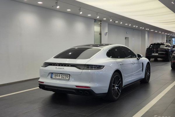 2022 Porsche Panamera с пробегом 18 100 км
