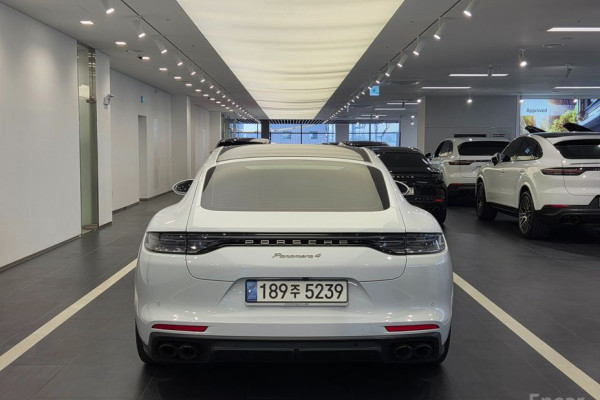 2022 Porsche Panamera с пробегом 18 100 км