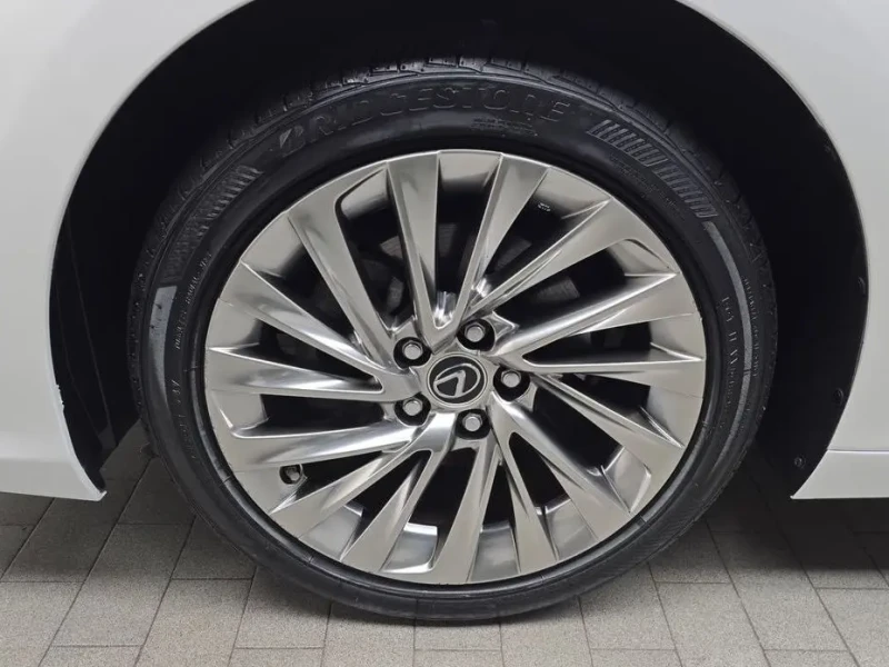 2022 Lexus ES с пробегом 60 536 км