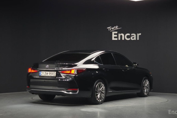 2022 Lexus ES с пробегом 96 622 км