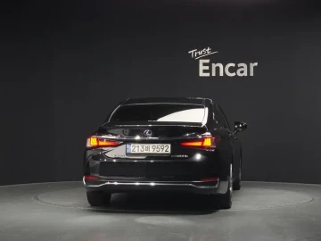 2022 Lexus ES с пробегом 96 622 км
