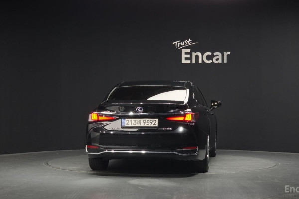 2022 Lexus ES с пробегом 96 622 км