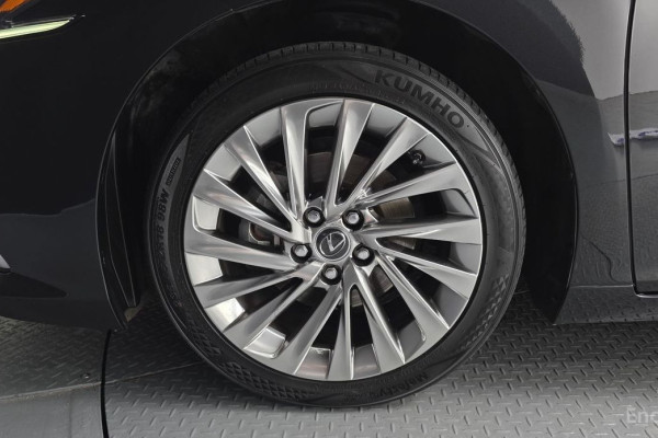 2022 Lexus ES с пробегом 96 622 км