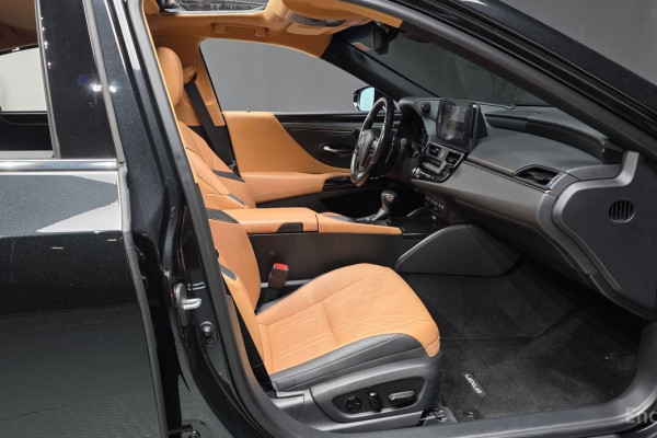 2022 Lexus ES с пробегом 96 622 км