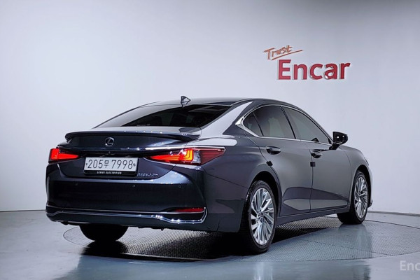 2023 Lexus ES с пробегом 65 670 км