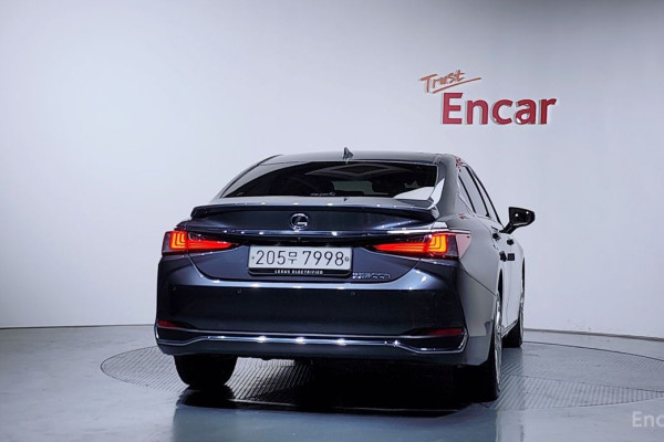 2023 Lexus ES с пробегом 65 670 км