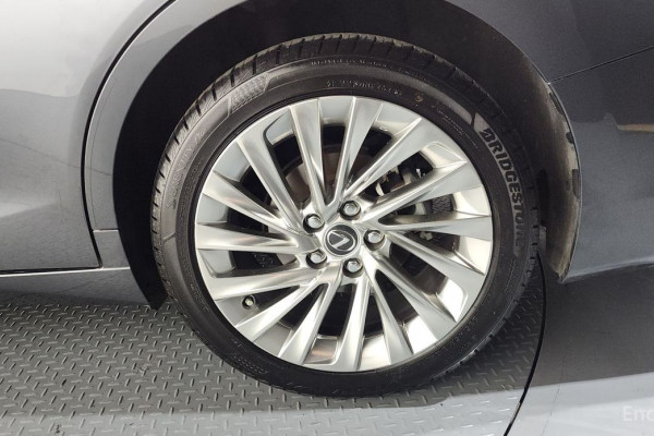 2023 Lexus ES с пробегом 65 670 км